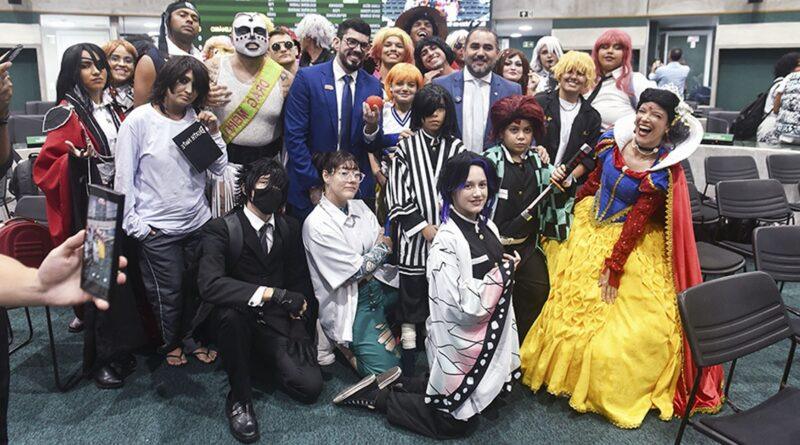 Cosplayers ocupam o Plenário da Assembleia Legislativa do Ceará em homenagem aos 25 anos do Sana 2025